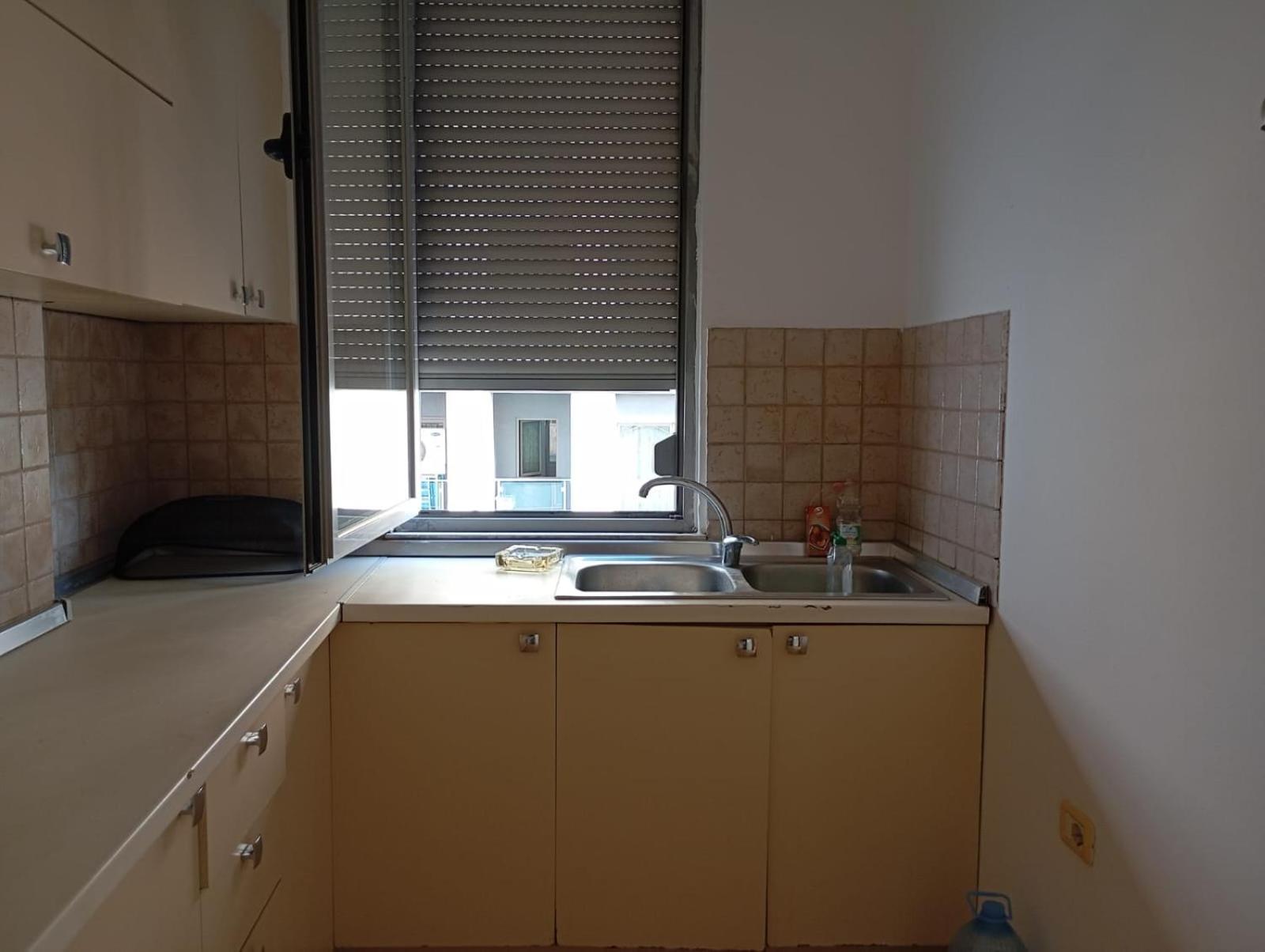 Royal 3 Hostel Тирана Екстер'єр фото