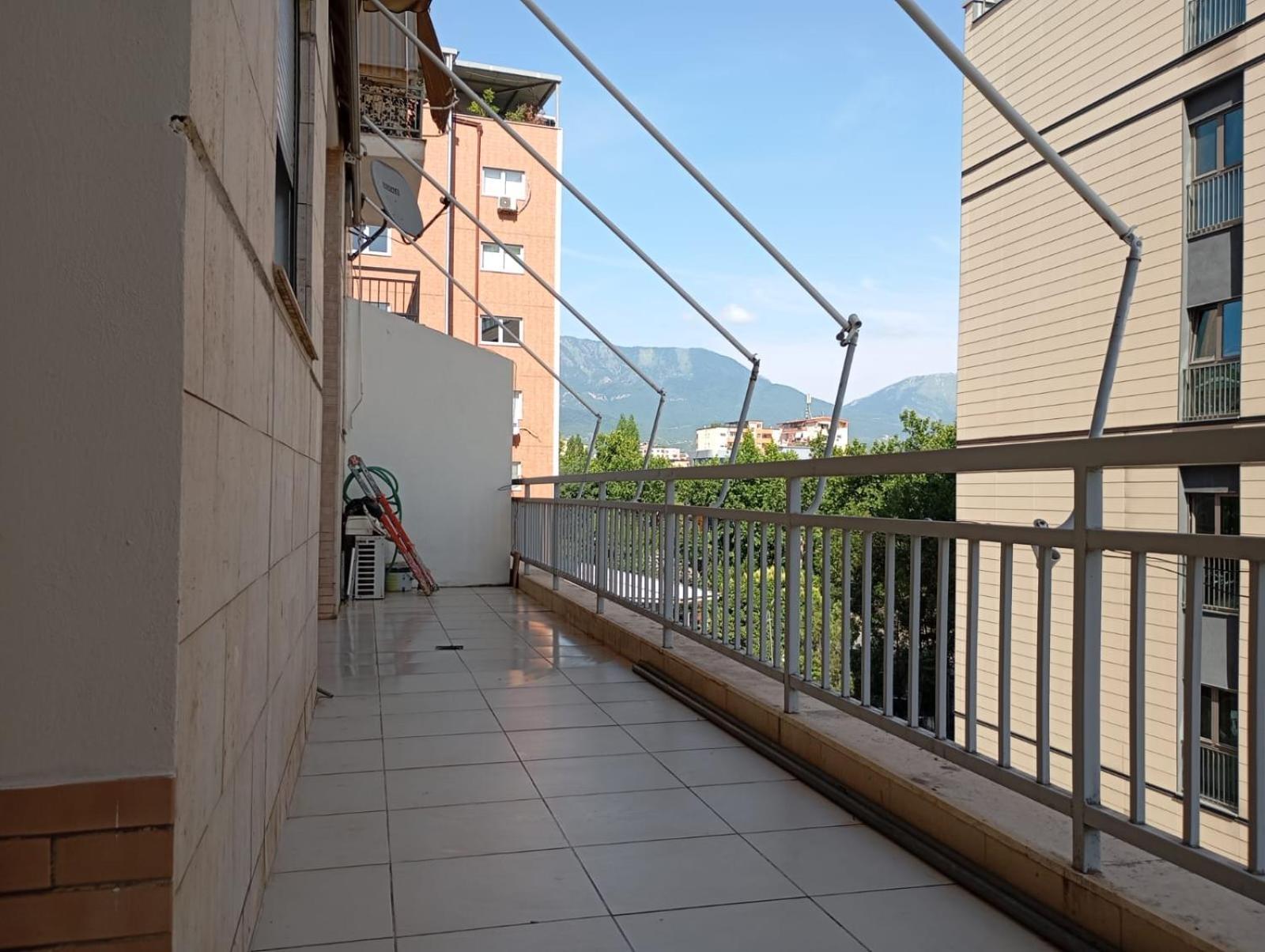 Royal 3 Hostel Тирана Екстер'єр фото